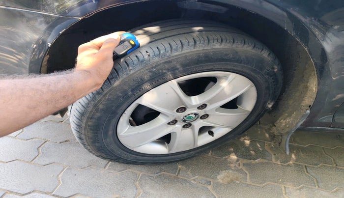 2013 Skoda Laura L&K 2.0 TDI AT, Diesel, Automatic, 2,51,891 km, tyre