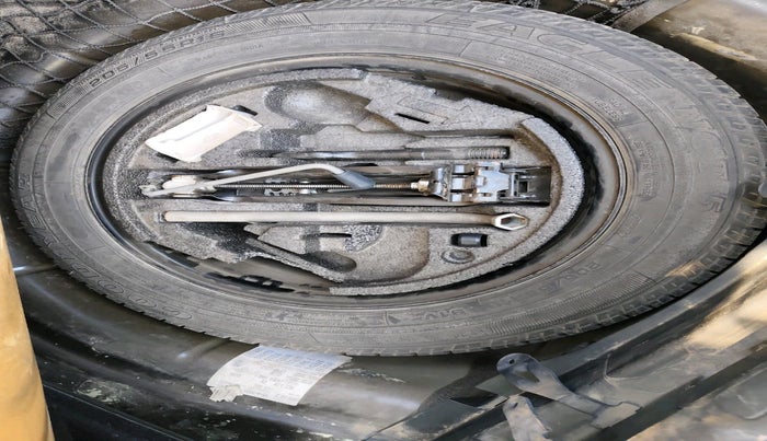 2013 Skoda Laura L&K 2.0 TDI AT, Diesel, Automatic, 2,51,891 km, tyre