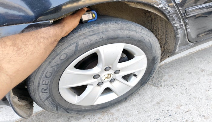 2013 Skoda Laura L&K 2.0 TDI AT, Diesel, Automatic, 2,51,891 km, tyre