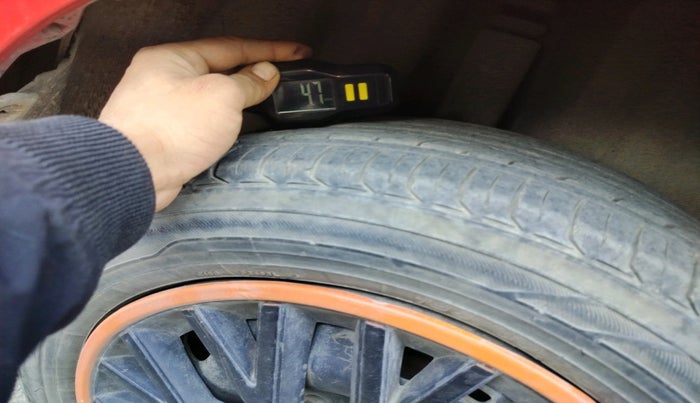 2013 Volkswagen Polo COMFORTLINE 1.2L PETROL, Petrol, Manual, 1,18,885 km, tyre