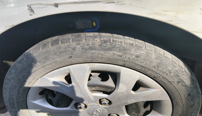 2015 Hyundai Grand i10 MAGNA 1.2 KAPPA VTVT, Petrol, Manual, 1,16,092 km, tyre