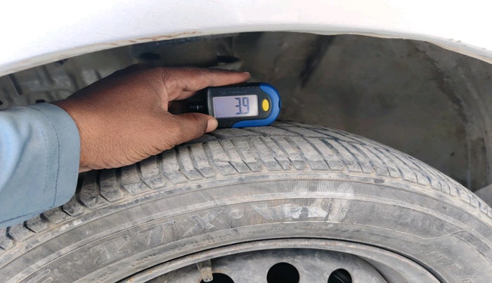 2011 Toyota Etios Liva G, Petrol, Manual, 1,38,237 km, tyre