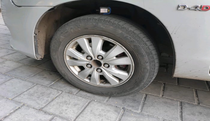 2010 Toyota Innova V 2.5 7 STR, Diesel, Manual, 2,52,822 km, tyre