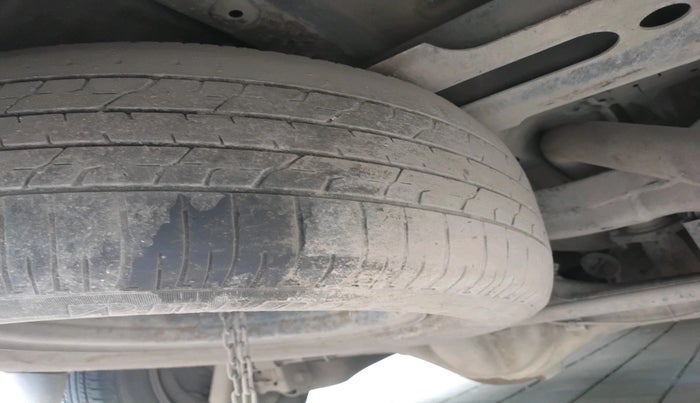 2010 Toyota Innova V 2.5 7 STR, Diesel, Manual, 2,52,822 km, tyre