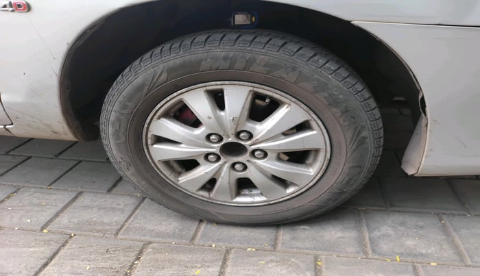 2010 Toyota Innova V 2.5 7 STR, Diesel, Manual, 2,52,822 km, tyre