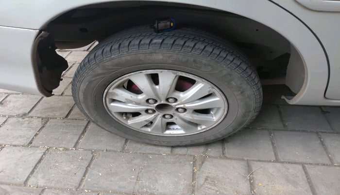 2010 Toyota Innova V 2.5 7 STR, Diesel, Manual, 2,52,822 km, tyre