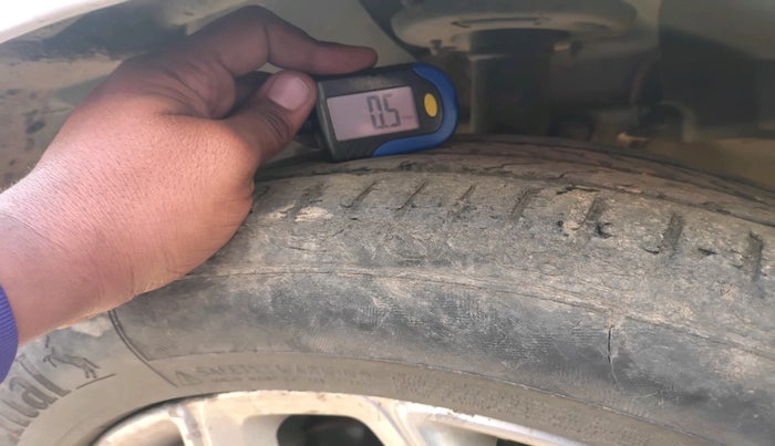 2015 Ford Ecosport TITANIUM 1.5L DIESEL, Diesel, Manual, 1,63,084 km, tyre