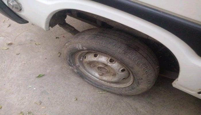 2001 Maruti OMNI E STD, Petrol, Manual, 8,23,503 km, tyre