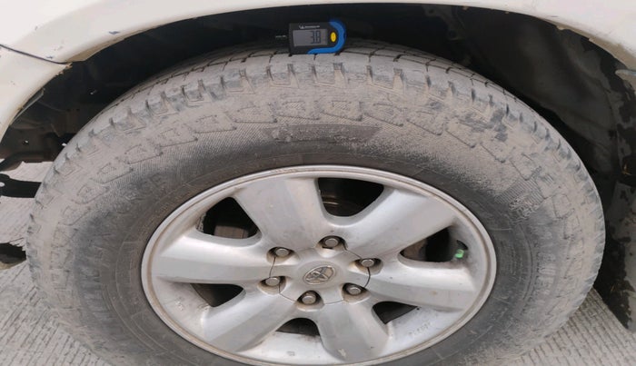 2011 Toyota Fortuner 3.0 4X4 MT, Diesel, Manual, 1,86,135 km, tyre