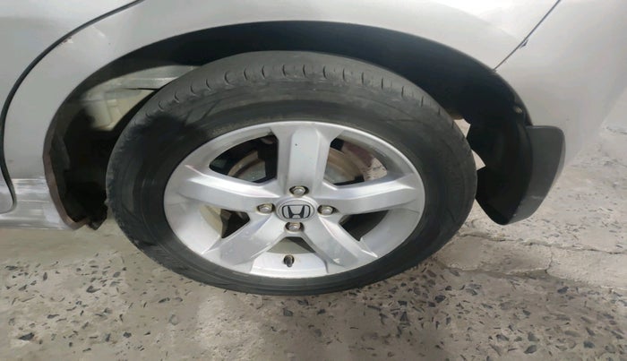 2010 Honda Jazz 1.2L I-VTEC BASE, Petrol, Manual, 1,07,395 km, tyre