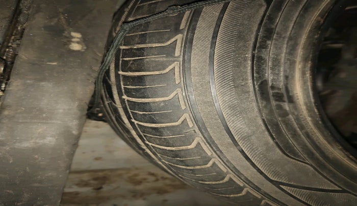 2010 Honda Jazz 1.2L I-VTEC BASE, Petrol, Manual, 1,07,395 km, tyre