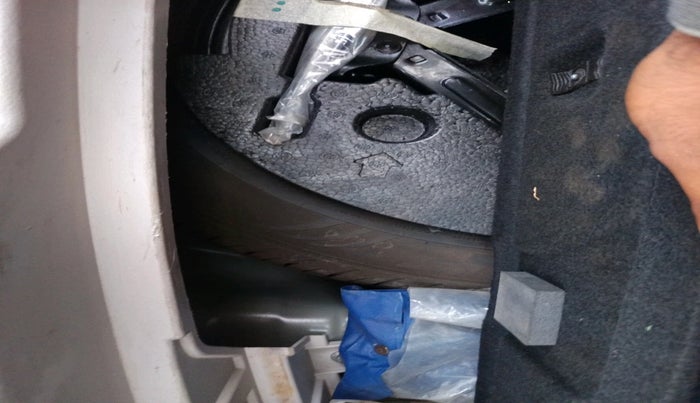 2021 Mahindra XUV300 W8 1.2 PETROL, Petrol, Manual, 58,453 km, tyre