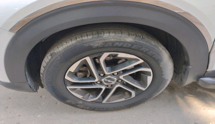 2022 KIA CARENS LUXURY PLUS 1.4 PETROL 7 STR, Petrol, Manual, 25,292 km, tyre