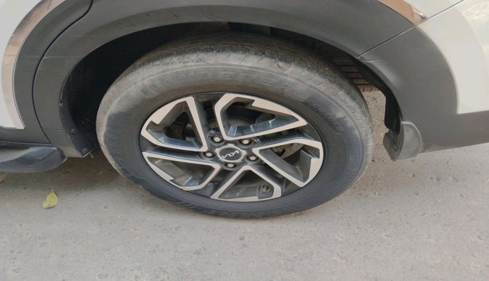 2022 KIA CARENS LUXURY PLUS 1.4 PETROL 7 STR, Petrol, Manual, 25,292 km, tyre