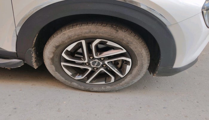 2022 KIA CARENS LUXURY PLUS 1.4 PETROL 7 STR, Petrol, Manual, 25,292 km, tyre