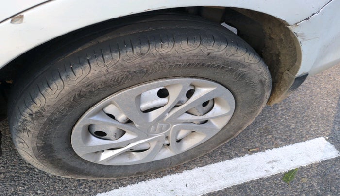 2016 Maruti Swift Dzire LXI, Petrol, Manual, 86,825 km, tyre