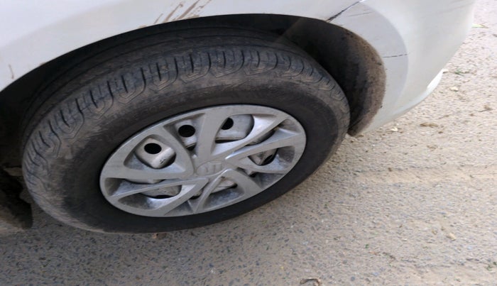 2016 Maruti Swift Dzire LXI, Petrol, Manual, 86,825 km, tyre