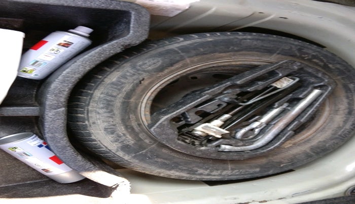 2012 Volkswagen Vento TRENDLINE 1.6, Petrol, Manual, 81,085 km, tyre