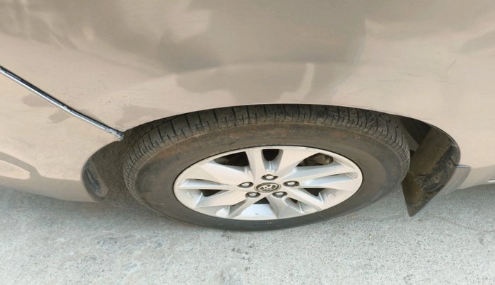 2017 Toyota Innova Crysta 2.4 VX 7 STR, Diesel, Manual, 1,49,207 km, tyre