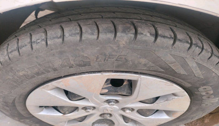 2015 Hyundai Xcent S 1.2, Petrol, Manual, 1,06,441 km, tyre