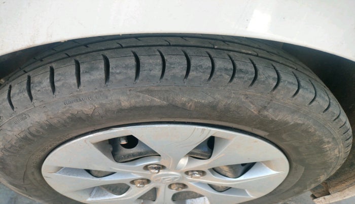 2015 Hyundai Xcent S 1.2, Petrol, Manual, 1,06,441 km, tyre