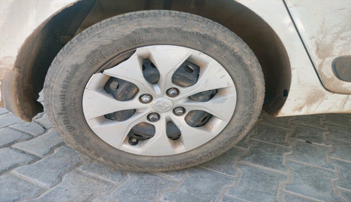 2015 Hyundai Xcent S 1.2, Petrol, Manual, 1,06,441 km, tyre