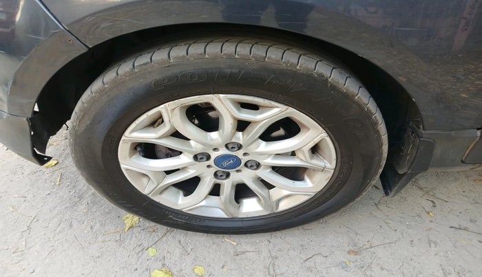 2013 Ford Ecosport TITANIUM 1.5L DIESEL, Diesel, Manual, 3,95,656 km, tyre