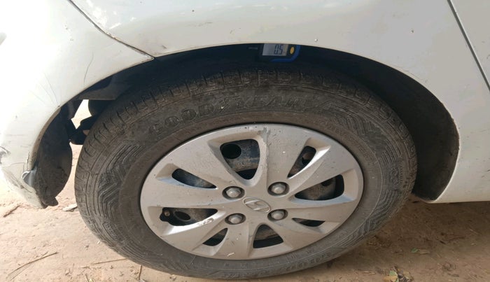 2012 Hyundai i10 MAGNA 1.1, Petrol, Manual, 1,05,127 km, tyre