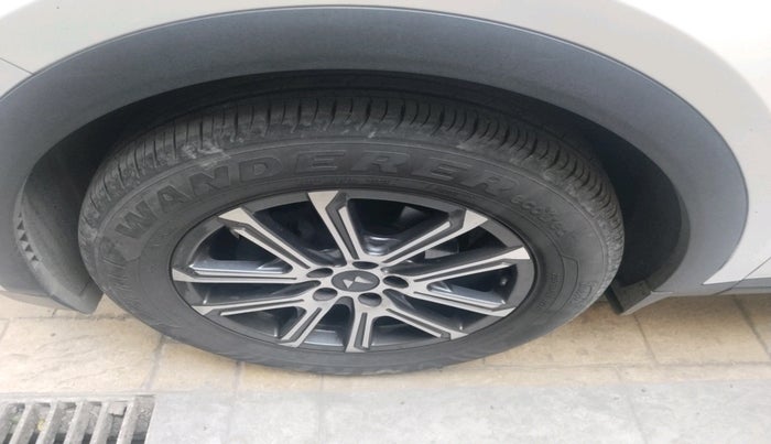 2023 Mahindra XUV700 AX 7 LUXURY D AT 7 STR, Diesel, Automatic, 61,214 km, tyre