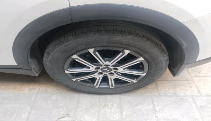 2023 Mahindra XUV700 AX 7 LUXURY D AT 7 STR, Diesel, Automatic, 61,214 km, tyre