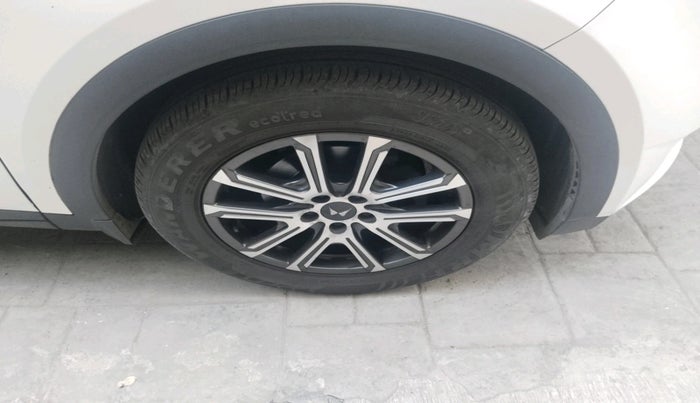 2023 Mahindra XUV700 AX 7 LUXURY D AT 7 STR, Diesel, Automatic, 61,214 km, tyre