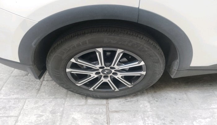 2023 Mahindra XUV700 AX 7 LUXURY D AT 7 STR, Diesel, Automatic, 61,214 km, tyre