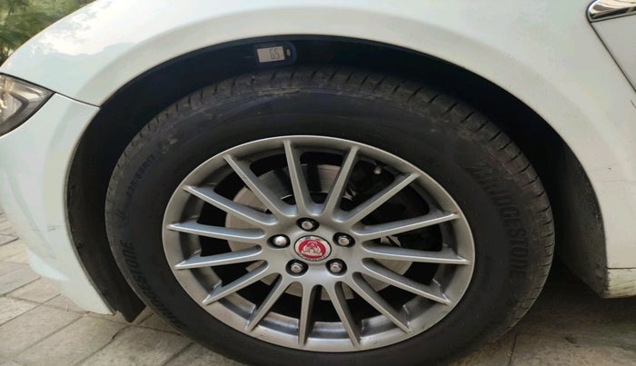 2013 Jaguar XF 2.2 DIESEL LUXURY, Diesel, Automatic, 49,386 km, tyre