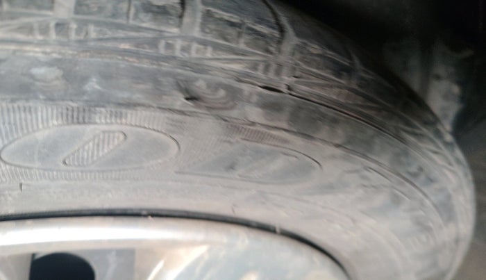 2010 Hyundai i10 MAGNA 1.2, Petrol, Manual, 1,05,637 km, tyre