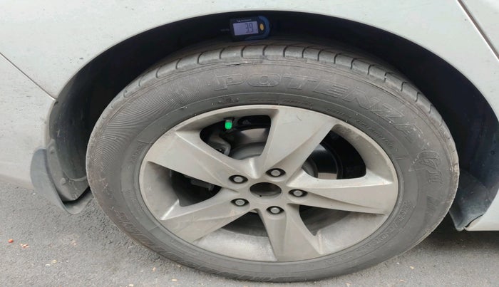 2013 Hyundai New Elantra 1.8 SX MT VTVT, Petrol, Manual, 1,88,348 km, tyre