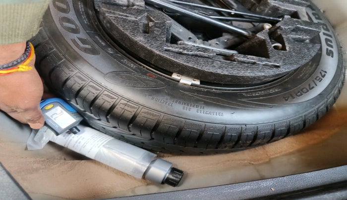 2016 Volkswagen Ameo COMFORTLINE 1.2L, Petrol, Manual, 1,72,139 km, tyre