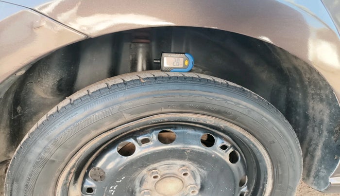 2016 Volkswagen Ameo COMFORTLINE 1.2L, Petrol, Manual, 1,72,139 km, tyre