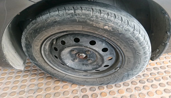 2021 Maruti Swift VXI, Petrol, Manual, 70,768 km, tyre