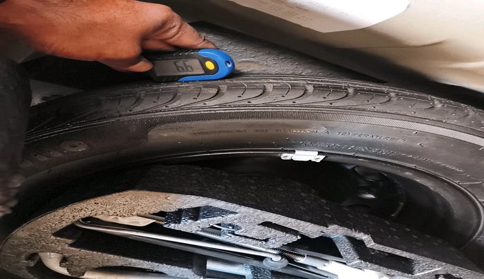 2013 Volkswagen Vento HIGHLINE 1.6 MPI, Petrol, Manual, 98,915 km, tyre