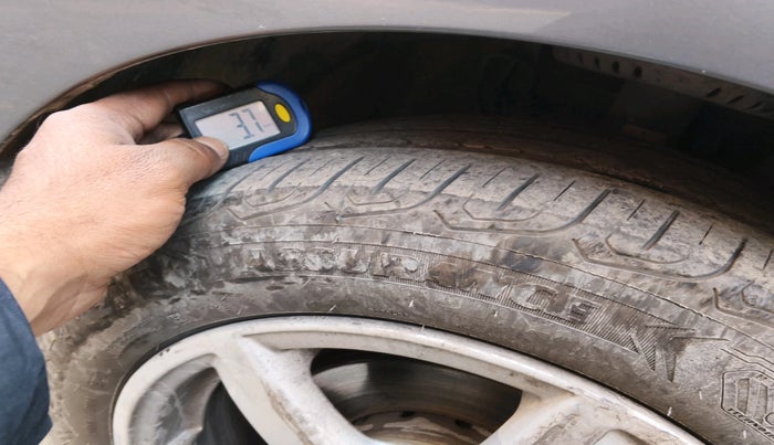 2013 Volkswagen Vento HIGHLINE 1.6 MPI, Petrol, Manual, 98,915 km, tyre