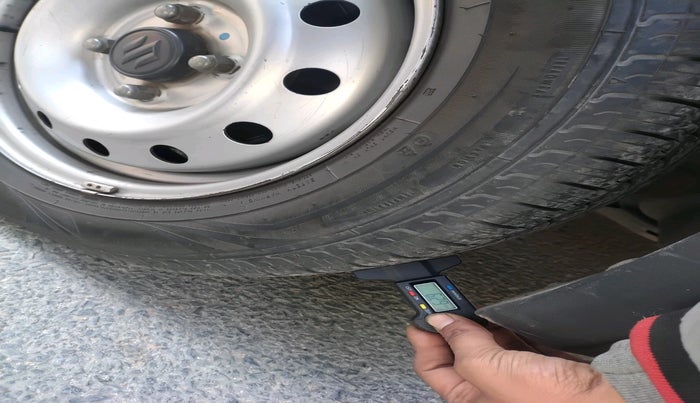 2016 Maruti Swift Dzire LXI (O), Petrol, Manual, 1,07,567 km, tyre