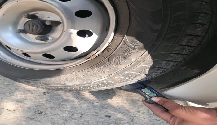 2016 Maruti Swift Dzire LXI (O), Petrol, Manual, 1,07,567 km, tyre