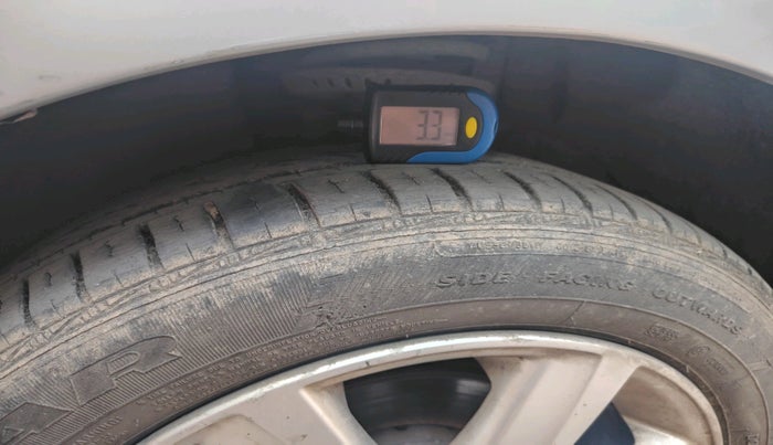 2011 Volkswagen Vento HIGHLINE 1.6 MPI, Petrol, Manual, 65,180 km, tyre