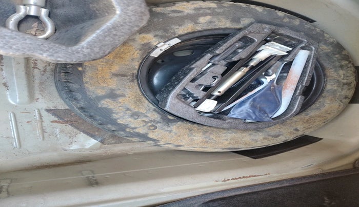 2011 Volkswagen Vento HIGHLINE 1.6 MPI, Petrol, Manual, 65,180 km, tyre