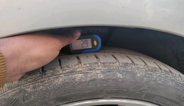 2011 Volkswagen Vento HIGHLINE 1.6 MPI, Petrol, Manual, 65,180 km, tyre