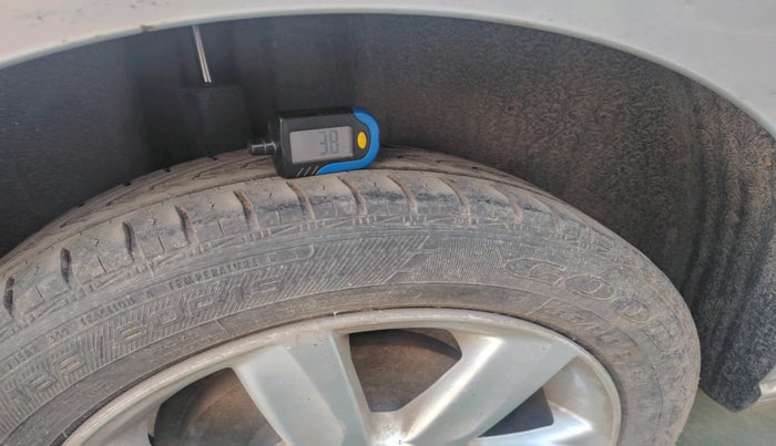 2011 Volkswagen Vento HIGHLINE 1.6 MPI, Petrol, Manual, 65,180 km, tyre