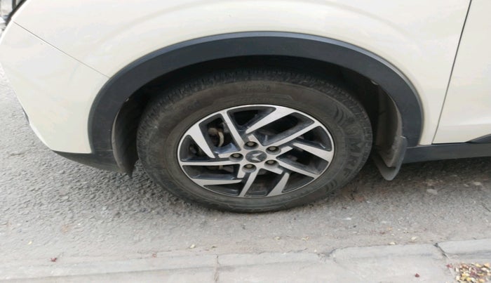 2022 Mahindra XUV300 W8 (O) 1.2 PETROL AMT, Petrol, Automatic, 37,000 km, tyre