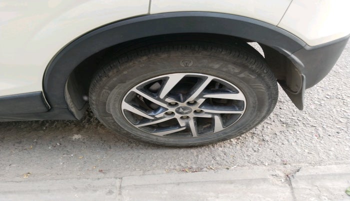 2022 Mahindra XUV300 W8 (O) 1.2 PETROL AMT, Petrol, Automatic, 37,000 km, tyre