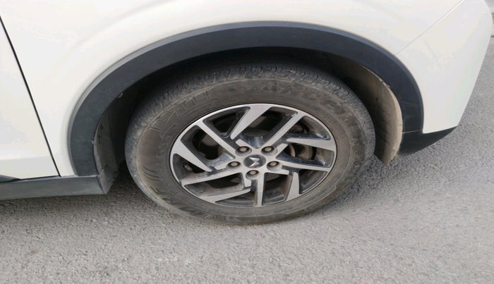 2022 Mahindra XUV300 W8 (O) 1.2 PETROL AMT, Petrol, Automatic, 37,000 km, tyre