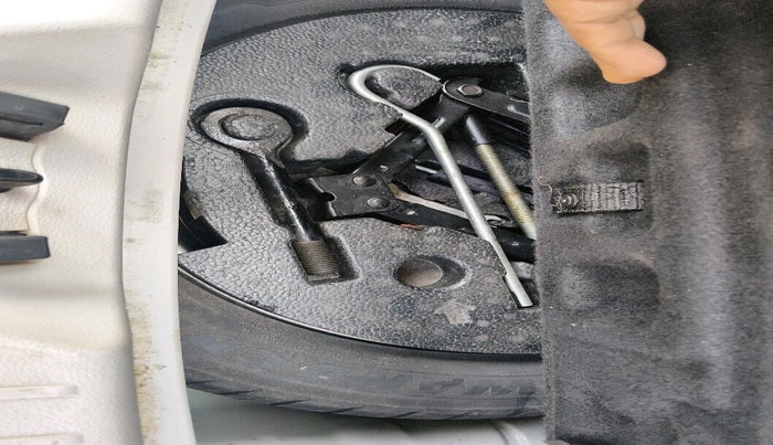 2019 Mahindra XUV300 W8 1.2 PETROL, Petrol, Manual, 32,739 km, tyre